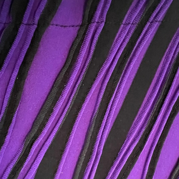 DANA BUCHMAN PURPLE AND BLACK STRIPED WOMEN’s TOP SIZE MEDIUM SLEEVELESS 
V NECK - Picture 3 of 11